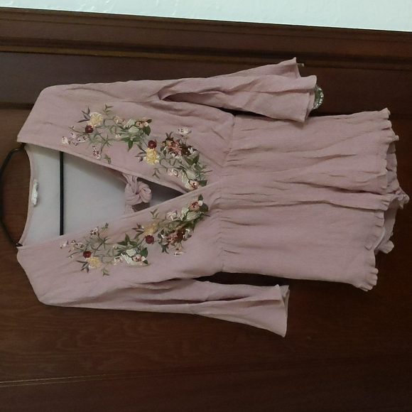 Altar'd State Pants - Altar'd State Dusty Pink 3/4 Bell Sleeve Floral Embroidered Shorts Romper Size M